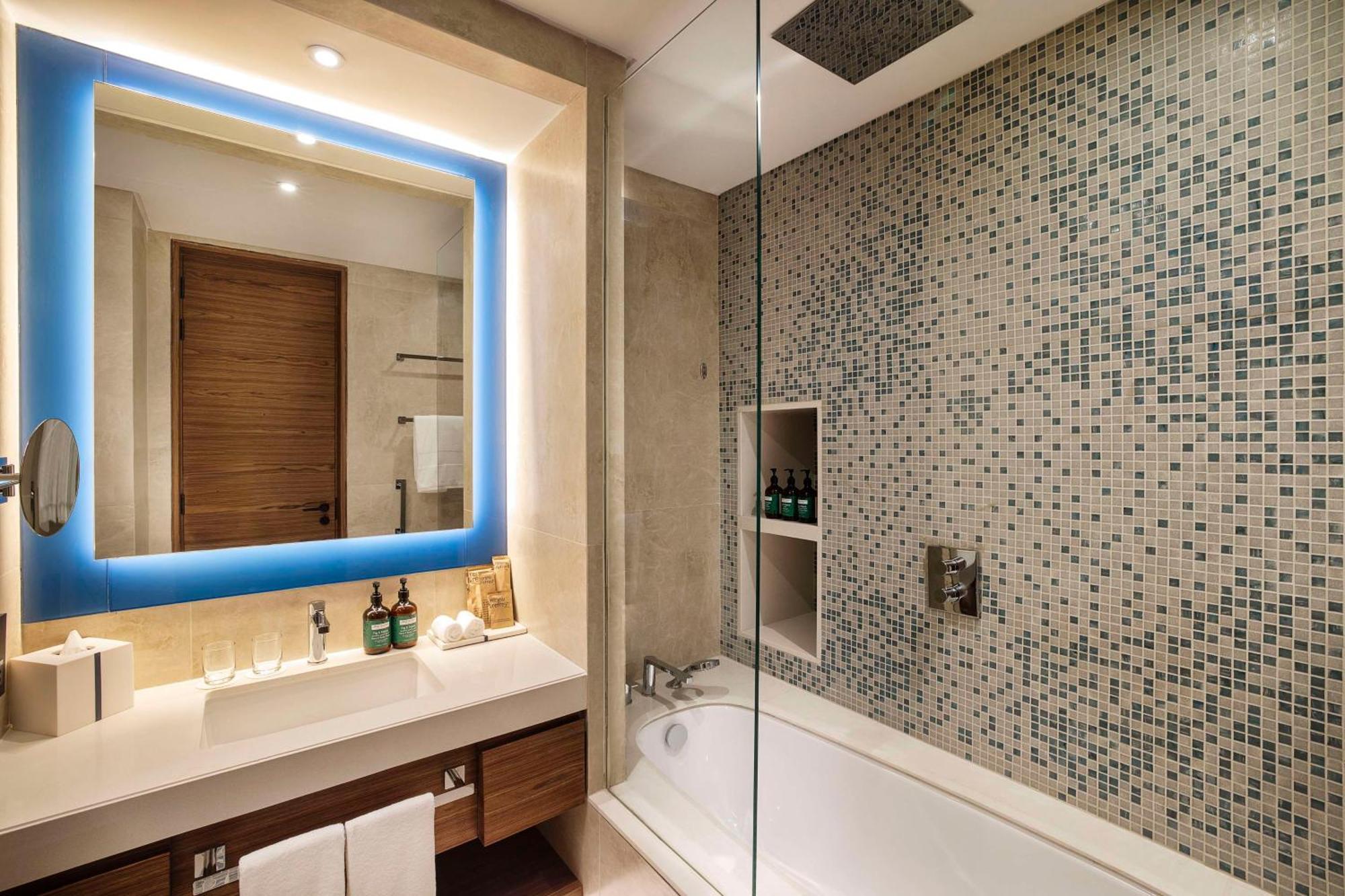 Tumbi West Palm Beach Hotel Dubai,Tapestry Collection Hilton Exterior photo